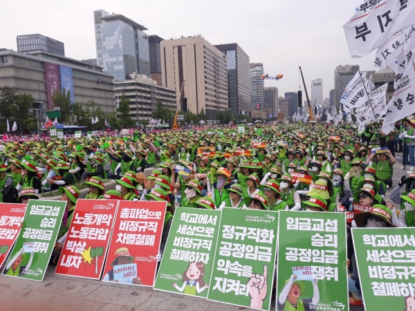 3일 학교 등 공공부문 비정규직 노동자 5만명이 서울 광화문 광장에 모여 총파업 집회를 했다. 공공부문 비정규직 노동자들은 정규직화와 처우 개선을 요구했다. / 사진=이준영 기자