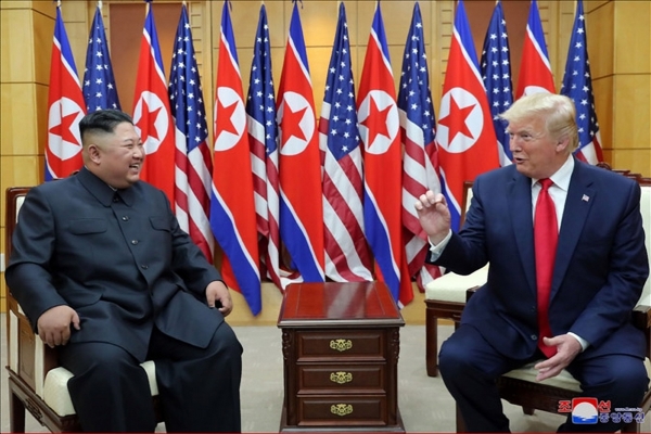 김정은 북한 국무위원장과 도널드 트럼프 미국 대통령이 6월 30일 판문점에서 만났다고 조선중앙통신이 1일 보도했다. /사진=연합뉴스