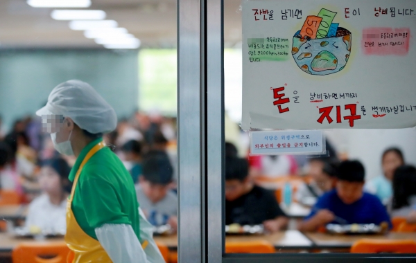 지난 8일 서울의 한 초등학교에서 점심시간 학생들과 학교 조리 노동자의 모습. / 사진=연합뉴스