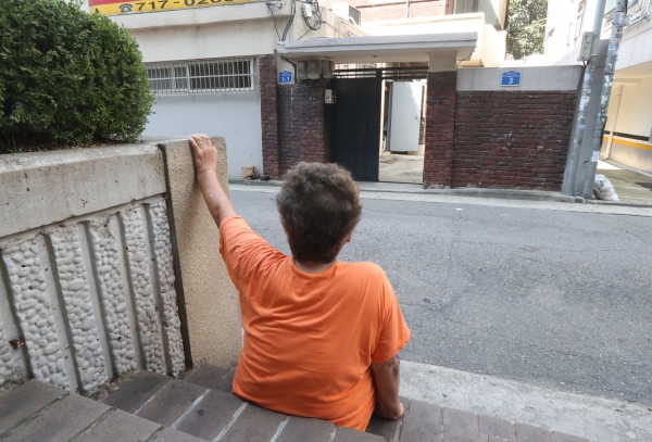 2016년 8월 서울 마포구 용강동 주택가에서 한 독거노인이 더위를 피해 대문 밖에 앉아 있다. / 사진=연합뉴스