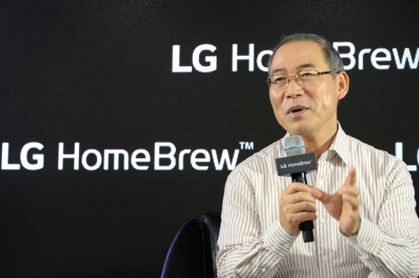 LG전자 모델들이 세계 첫 캡슐형 수제맥주제조기 'LG 홈브루(LG HomeBrew)'를 소개하고 있다. /사진=LG전자