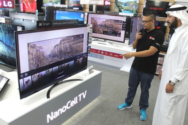 사우디아라비아 제다 소재 전자매장에서 고객이 아랍어 음성 명령으로 LG 인공지능 TV의 인공지능 기능을 체험하고 있다./사진=LG전자