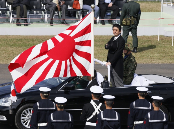 2016년 10월 23일 아베 신조 일본 총리가 연례 일본 육해공 자위대 열병식에 참여했다. / 사진=연합뉴스