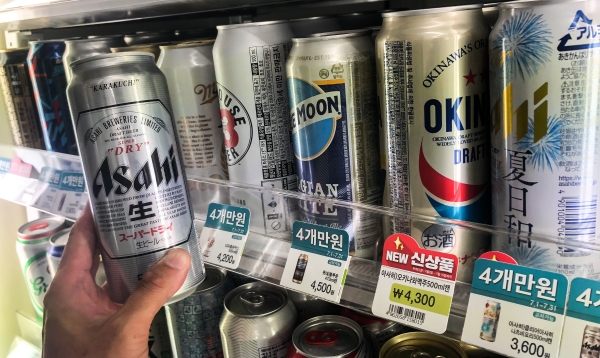 28일 한국주류수입협회에 따르면 아사히는 국내 수입 맥주 판매 1위 자리를 칭따오에 내줬다. 국내에서 일본 제품에 대한 불매운동 여론 확산으로  판매량이 크게 줄어들었기 때문이다. / 사진=연합뉴스