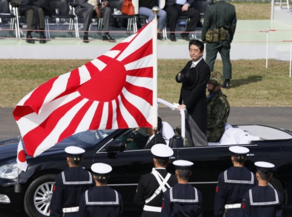 2016년 10월 23일 아베 신조 일본 총리가 연례 일본 육해공 자위대 열병식에 참여하고 있다. / 사진=연합뉴스