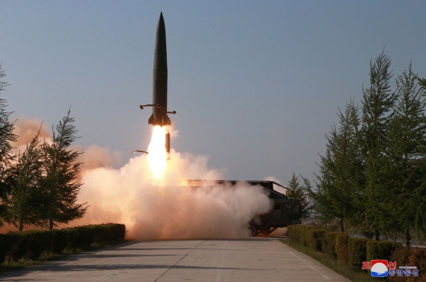 북한이 지난 25일 강원도 원산 호도반도 일대에서 신형 단거리 미사일 2발을 발사했다. / 사진=연합뉴스