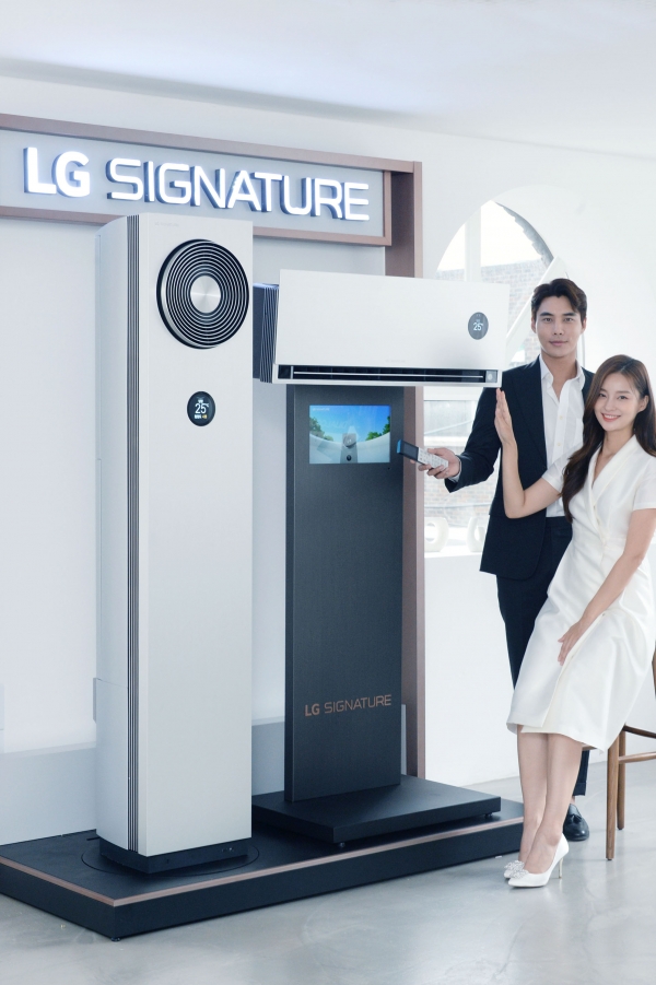 LG전자가 5일 초프리미엄 에어컨인 LG 시그니처(LG SIGNATURE) 에어컨을 출시했다. 사진은 모델이 LG 시그니처(LG SIGNATURE) 에어컨을 소개하는 모습.  /사진=LG전자