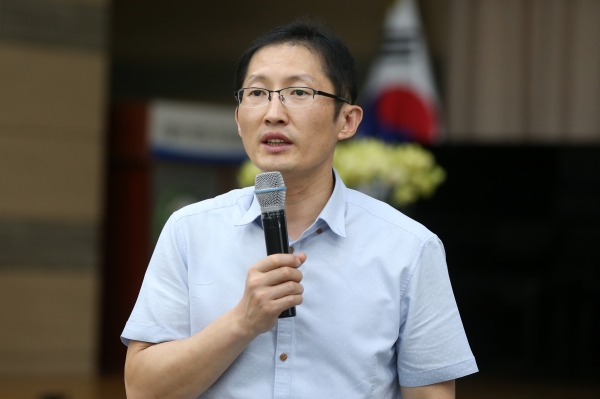 박준영 변호사가 지난 2017년 6월 21일 오후 광주 광산구청에서 '법은 누구를 위해 존재하는가'를 주제로 특강을 하고 있다. / 사진=연합뉴스