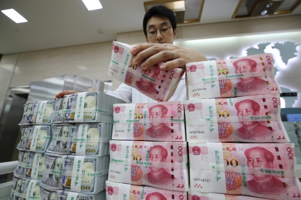 6일 서울 중구 KEB하나은행 위변조대응센터에서 관계자가 미국 달러와 중국 위안화를 정리하는 모습. / 사진=연합뉴스
