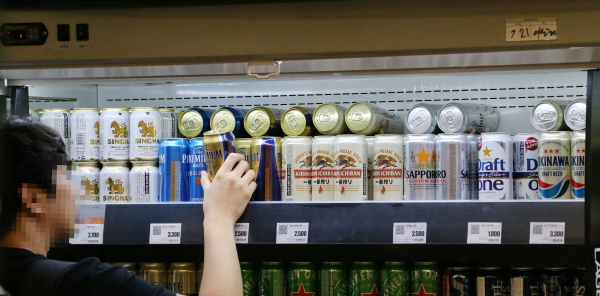 일본 상품 불매운동이 확산하는 가운데 26일 오후 한 소비자가 서울 시내 대형마트 주류 진열대에 놓여 있는 일본산 맥주 재고품을 살펴보고 있다. /사진=연합뉴스