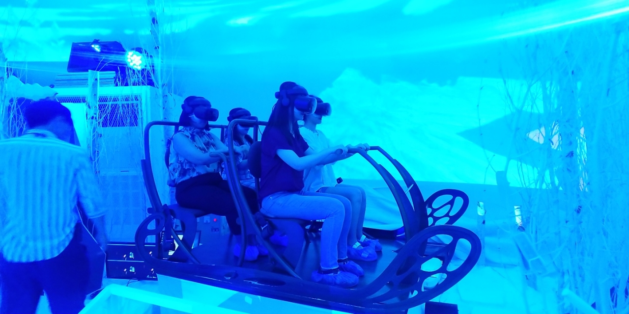 지난 5일 부산 해운대 해수욕장에 SK텔레콤 5GX 이글루에서 VR눈썰매가 운영되고 있다.  / 사진=변소인 기자