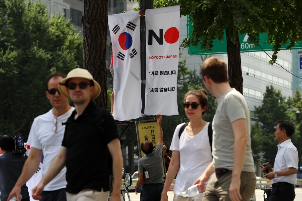 6일 오전 서울 중구 남대문로에서 중구청 관계자가 일본이 백색국가(화이트리스트)에서 한국을 제외한 것에 대한 항의의 뜻으로 '노(보이콧) 재팬' : 가지 않습니다 사지 않습니다'라고 적힌 배너기를 설치하고 있다. / 사진=연합뉴스