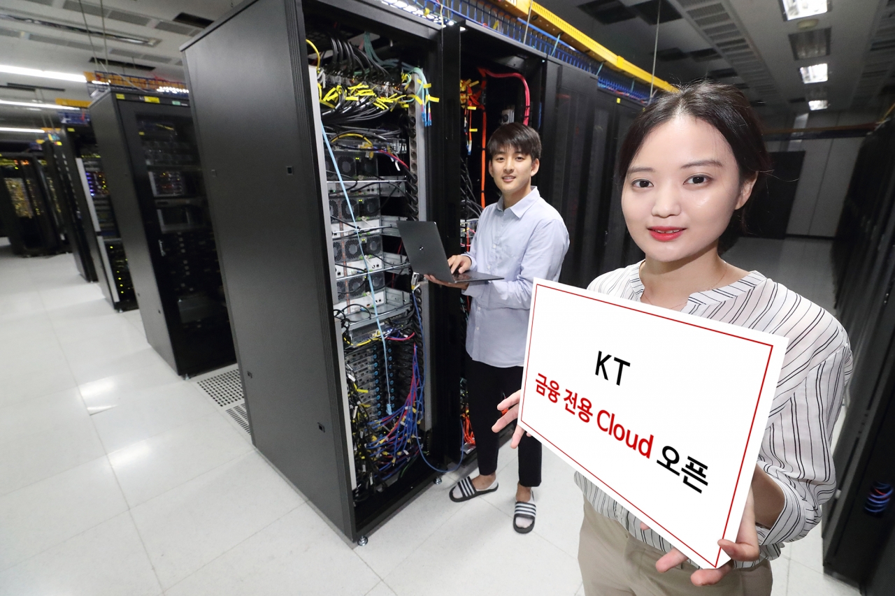 KT가 금융회사를 위한 ‘퍼블릭 금융 클라우드’를 구축했다. 서울 양천구 목동 IDC센터에서 직원들이 KT 금융 클라우드를 홍보하고 있다. / 사진=KT