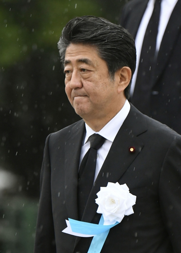 아베 신조 일본 총리가 6일 오전 히로시마 평화기념공원에서 열린 원폭 희생자 위령식에 참석하고 있다. / 사진=연합뉴스