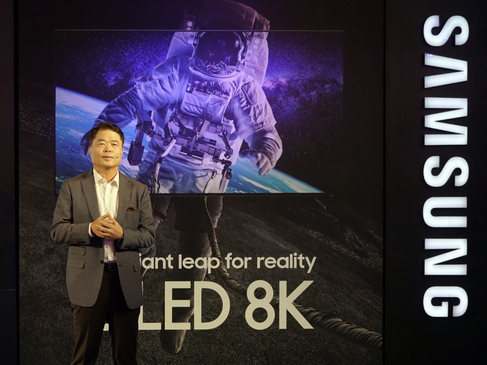 현칠 삼성전자 서남아총괄장(부사장)이 지난 6월 인도 뉴델리 DLF 엠포리오몰에서 열린 QLED 8K TV 출시 행사에서 제품을 소개하고 있다. 삼성전자는 인도 TV 시장에서 13년 연속 점유율 1위를 달리고 있다. / 사진=연합뉴스