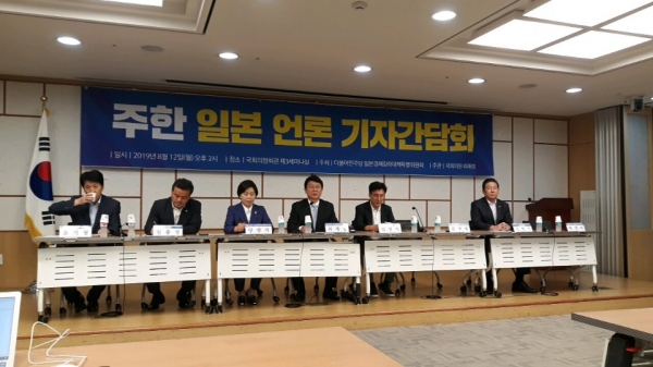 더불어민주당 일본경제침략대책특별위원회(일본특위)는 12일 일본 언론을 상대로 기자간담회를 열었다. / 사진=이준영 기자