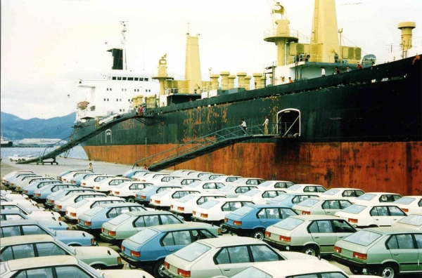 1976년 6월 현대자동차 '포니'가 첫 해외수출을 앞두고 선적을 기다리는 모습. /사진=연합뉴스