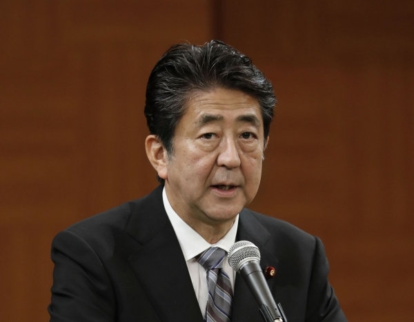 아베 신조 일본 총리가 6일 히로시마 평화기념공원에서 열린 원폭 희생자 위령식에 참석한 뒤 기자회견을 하고 있다. / 사진=연합뉴스