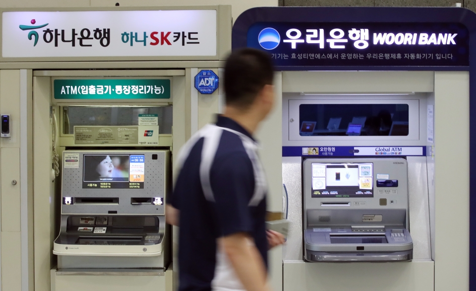 서울의 한 빌딩 내 우리은행과 KEB하나은행의 ATM 기기./사진=연합뉴스