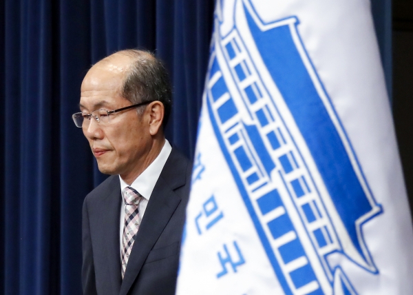 김유근 국가안보실 1차장이 22일 오후 춘추관 대브리핑룸에서 한일 간 '군사비밀정보의 보호에 관한 협정'(GSOMIA)을 종료하기로 결정했다고 밝혔다. /사진=연합뉴스