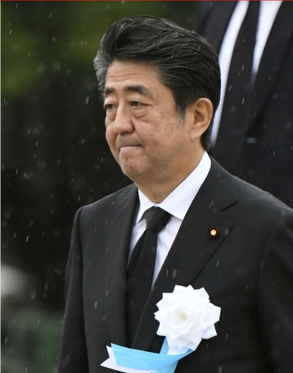 아베 신조 일본 총리가 지난 6일 오전 히로시마 평화기념공원에서 열린 원폭 희생자 위령식에 참석하고 있다. / 사진=연합뉴스