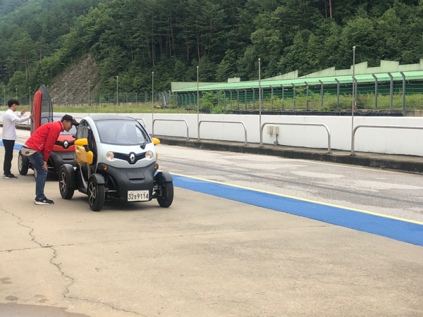 서킷 주행 대기 중인 트위지의 모습. /사진=최창원 기자