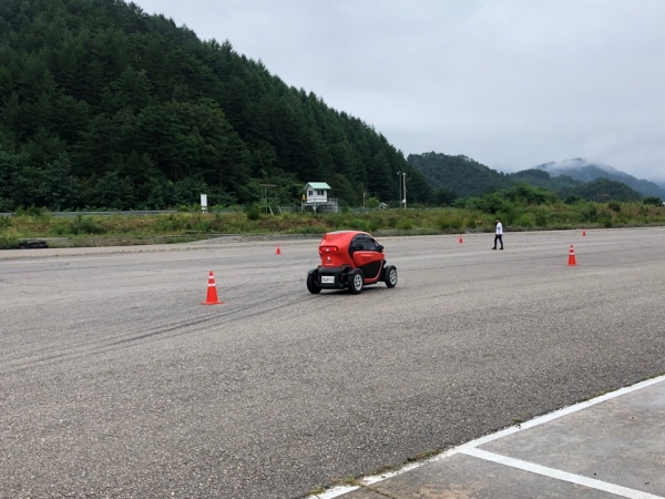 트위지가 슬라럼 코스를 주행하고 있다. /사진=최창원 기자