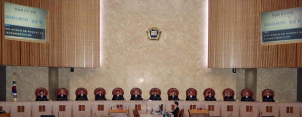 김명수 대법원장과 대법관들이 지난 22일 오후 서울 서초구 대법원에서 열린 전원합의체 선고에서 착석해 있다. / 사진=연합뉴스