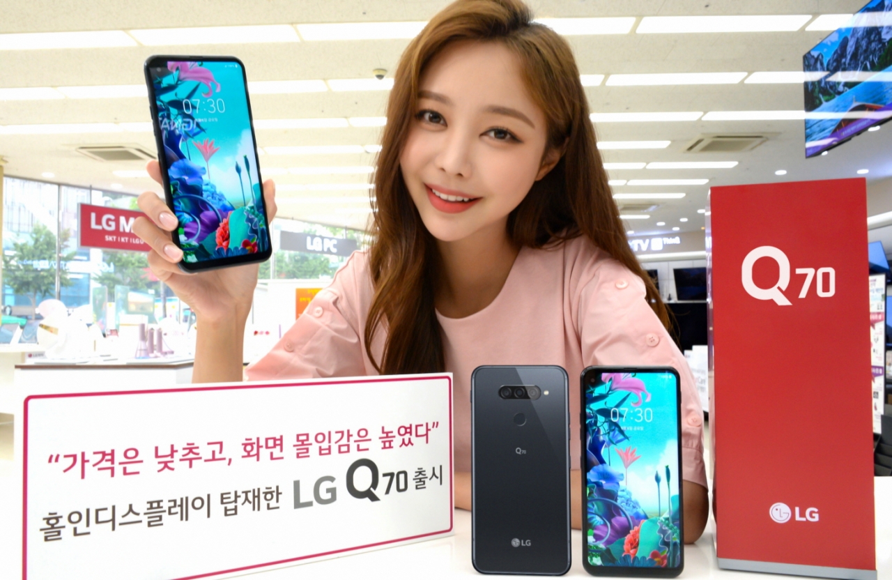 LG전자가 다음 달 6일 합리적 가격에 홀인 디스플레이를 탑재한 LG Q70을 출시한다. LG전자 모델이 LG Q70을 소개하고 있다. / 사진=LG전자
