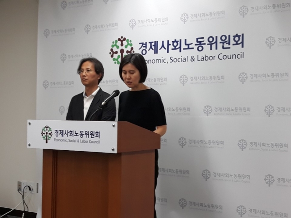 장지연 국민연금개혁과 노후소득보장 특별위원회 위원장(오른쪽)이 30일 서울 종로구 경제사회노동위원회에서 '국민연금개혁과 노후소득보장 제도 개선을 위한 활동결과보고'를 발표했다. / 사진=이준영 기자