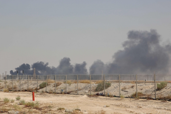 14일(현지 시간) 예멘 반군의 드론 공격에 불이 난 사우디 석유시설. / 사진=연합뉴스.