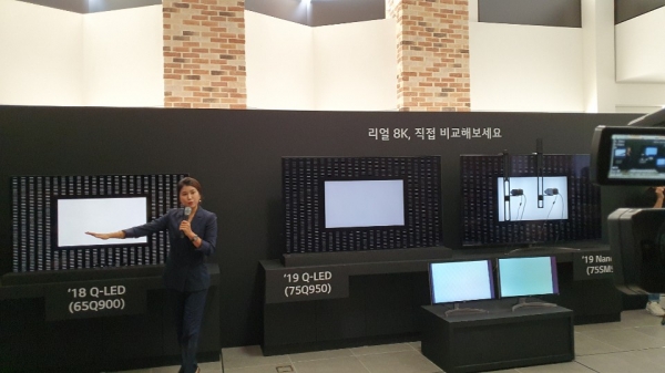 17일 여의도 LG트윈타워에서 개최된 '8K 및 OLED 기술 설명회'에서 삼성전자 TV와 LG전자 TV를 비교 전시하고 있다. /사진=윤시지 기자