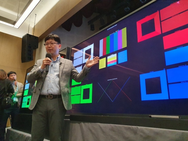17일 삼성전자 서울 R&D센터에서 개최된 '8K 관련 기술설명회'에서 용석우 삼성전자 영상디스플레이사업부 상무가 TV 비교 시연을 진행하고 있다. /사진=윤시지 기자