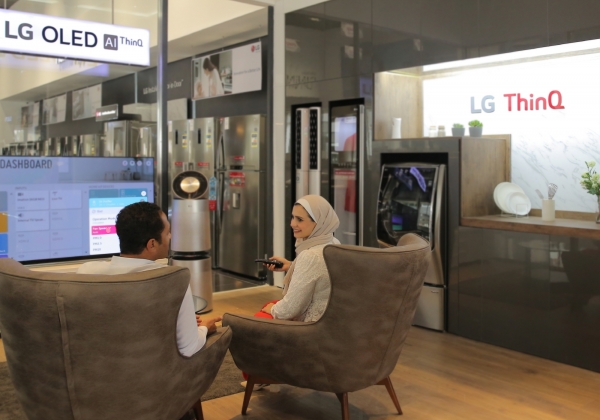 LG전자가 지난 12일 이집트 뉴카이로에 브랜드샵을 오픈하고 LG전자의 인공지능 가전을 체험할 수 있는 ‘LG 씽큐 체험존’을 마련했다. LG전자 직원이 'LG 씽큐 체험존에서 보다 가전을 체험하고 있다. /사진=LG전자