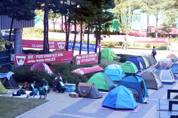 한국도로공사 본사 인근에 설치된 텐트들. / 사진=한국도로공사