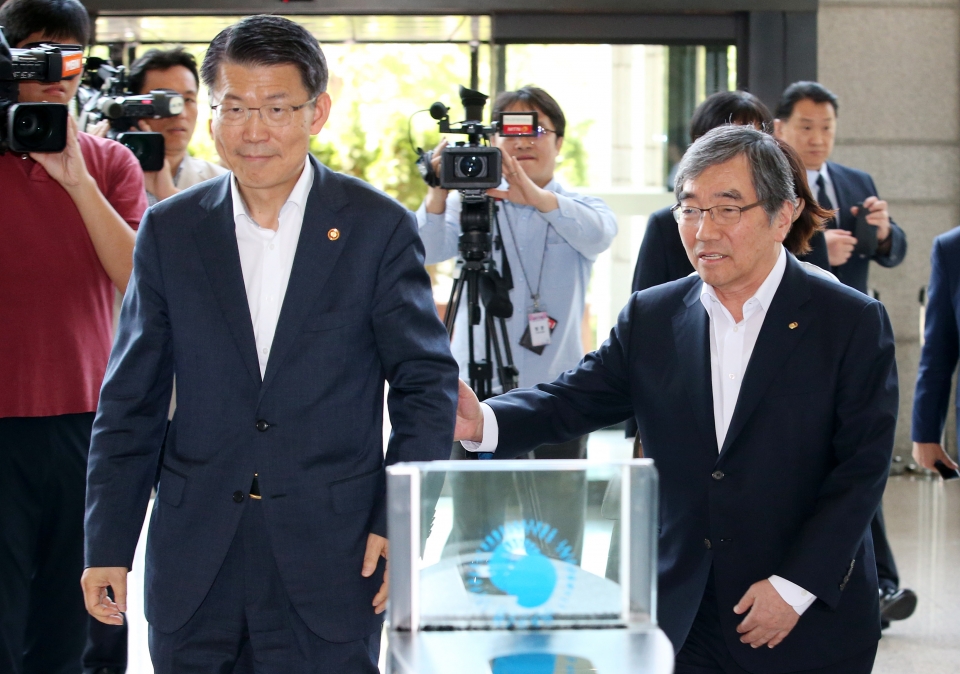 은성수 금융위원장(왼쪽)이 19일 오후 서울 영등포구 여의도 금융감독원을 찾아 윤석헌 금융감독원장과 함께 이동하고 있다./사젠=연합뉴스