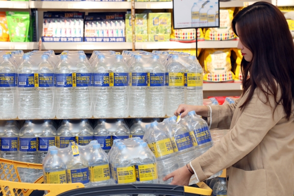 한 소비자가 이마트 국민워터를 구매하는 모습. /사진=이마트