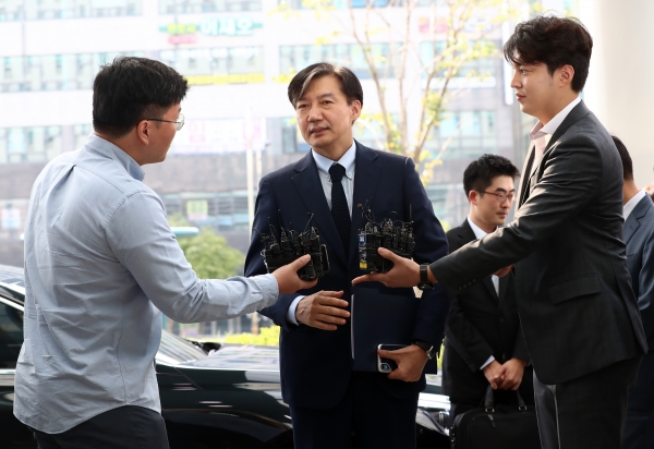 조국 법무부 장관이 25일 오전 충남 천안시 대전지검 천안지청에 들어가면서 취재진 질문에 답하고 있다. / 사진=연합뉴스