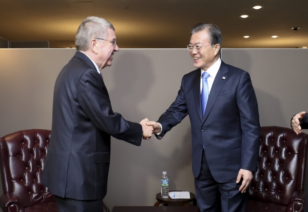 문재인 대통령과 토마스 바흐 IOC 위원장이 24일 오후(현지시간) 뉴욕 유엔본부에서 만나고 있다. / 사진=연합뉴스