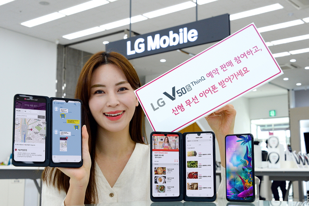 LG전자가 다음 달 11일 하반기 전략 스마트폰 V50S 씽큐를 국내 시장에 출시한다. LG전자 모델이 LG V50 씽큐와 신형 LG 듀얼 스크린을 소개하고 있다. / 사진=LG전자