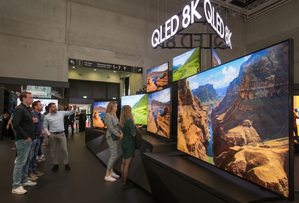 지난 9월 독일 베를린에서 열린 유럽최대 가전전시회 'IFA 2019' 에서 관람객들이 삼성전자의 QLED 8K TV를 살펴보고 있다. /사진=삼성전자