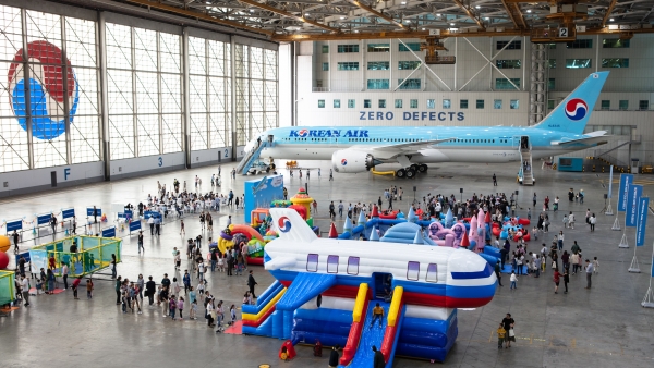 지난달 20일 서울 공항동 대한항공 본사에서 개최된 ‘패밀리데이(Family Day)’ 행사의 일환으로 개최된 미니올림픽에서 참가한 회사 직원들과 가족들이 공을 굴리고 있다. / 사진=대한항공