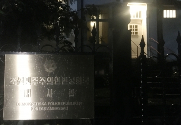 지난 3일 오후(현지시간) 스웨덴 주재 북한대사관 밖에서 불이 켜진 내부 모습이 보인다. / 사진=연합뉴스