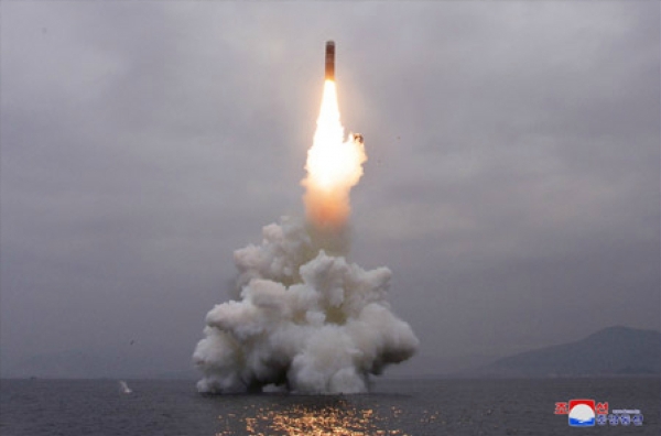 북한이 지난 2일 신형 잠수함발사탄도미사일(SLBM) 북극성-3형을 성공적으로 시험발사했다고 조선중앙통신이 지난 3일 보도했다. 사진은 중앙통신 홈페이지에 공개된 북극성-3형 발사 모습. / 사진=연합뉴스