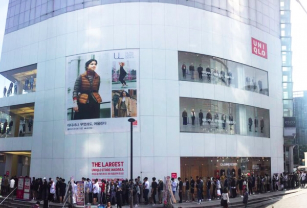 유니클로가 지난 2017년 출시한 '유니클로 앤드 JW 앤더슨 콜라보레이션' 상품을 구입하기 위한 고객들이 서울 중구 유니클로 명동중앙점 앞에 개점 전부터 길게 줄 지어있다. /사진=시사저널eDB