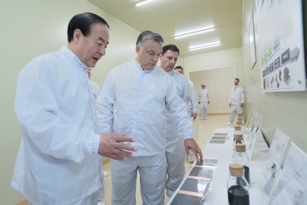 삼성SDI 전기차 배터리 공장 준공식 당시 빅토르 오르반 헝가리 총리에게 배터리 소재를 설명하고 있는 전영현 삼성SDI 사장(사진왼쪽). / 사진=삼성SDI
