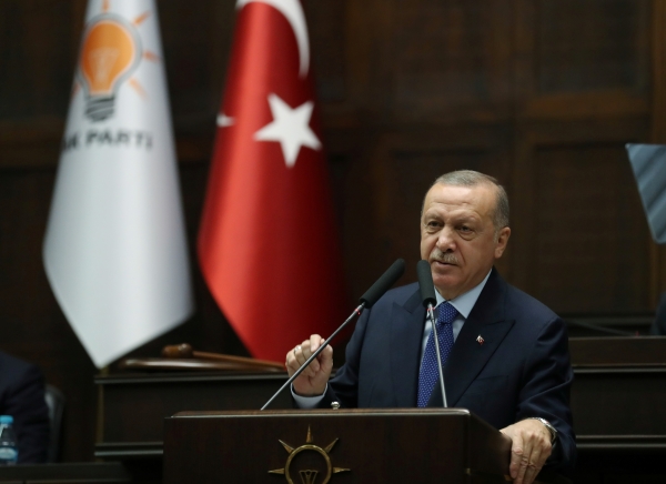 레제프 타이이프 에르도안 터키 대통령은 18일(현지시간) “휴전 조건이 완전히 이행되지 않으면 작전을 재개할 것”이라고 밝혔다. 앞서 미국과 터키는 쿠르드 민병대(YPG)의 철수를 조건으로 5일간 군사작전을 중지하기로 한 바 있다. / 사진=로이터·연합뉴스