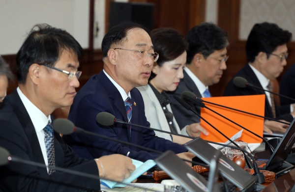 홍남기 경제부총리 겸 기획재정부 장관이 22일 오전 서울 세종대로 정부서울청사에서 열린 국무회의에서 발언하고 있다. / 사진=연합뉴스