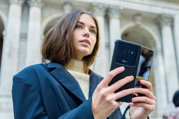 LG전자 모델이 미국 뉴욕 브라이언트파크(Bryantpark) 인근 '뉴욕공립도서관(The New York Public Library)' 앞에서 LG G8X ThinQ를 소개하고 있다. /사진=LG전자