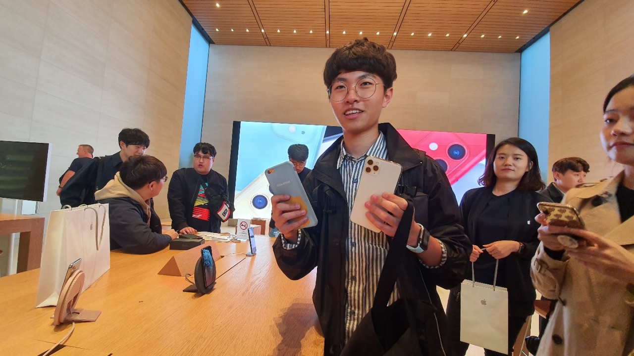 25일 1호 구매자인 송영준(17) 군이 애플스토어 가로수길점에서 아이폰11 프로 250GB 실버 색상을 구매했다. / 사진=변소인 기자